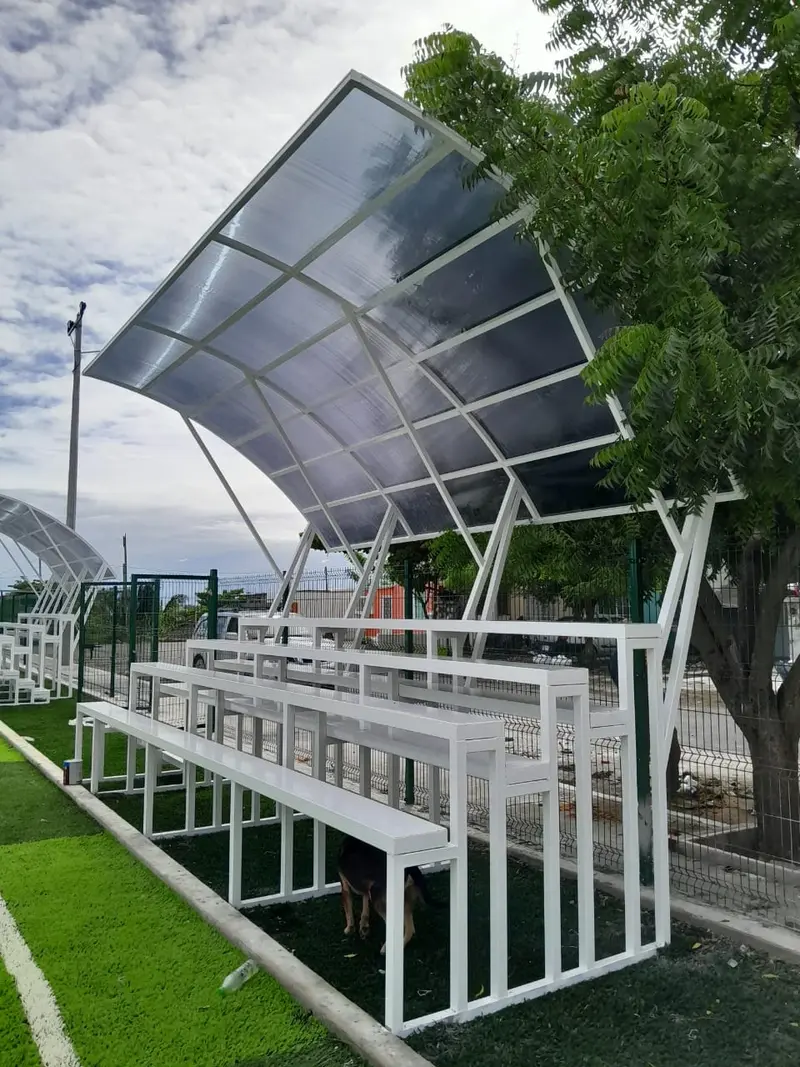 Grada 35 personas con techo curvo de policarbonato - Slide 3